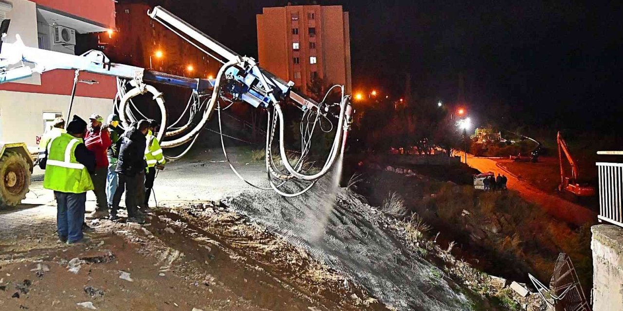 İzmir Narlıdere’de istinat duvarı çöktü!