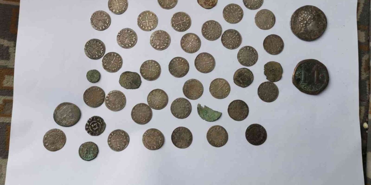 Kartal timlerinin durdurduğu otomobilden Bizans dönemine ait 46 adet sikke ve silah çıktı