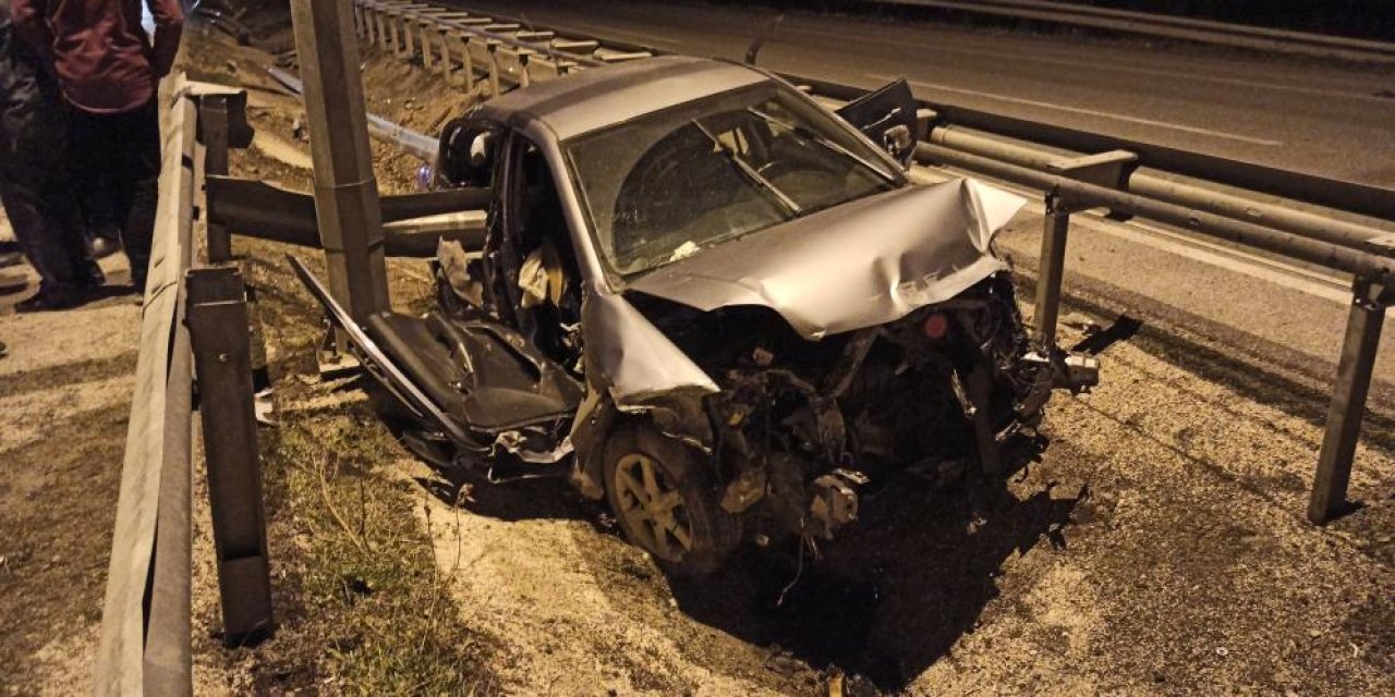 Otomobil bariyerlere ok gibi saplandı! Sürücüsü yaralandı