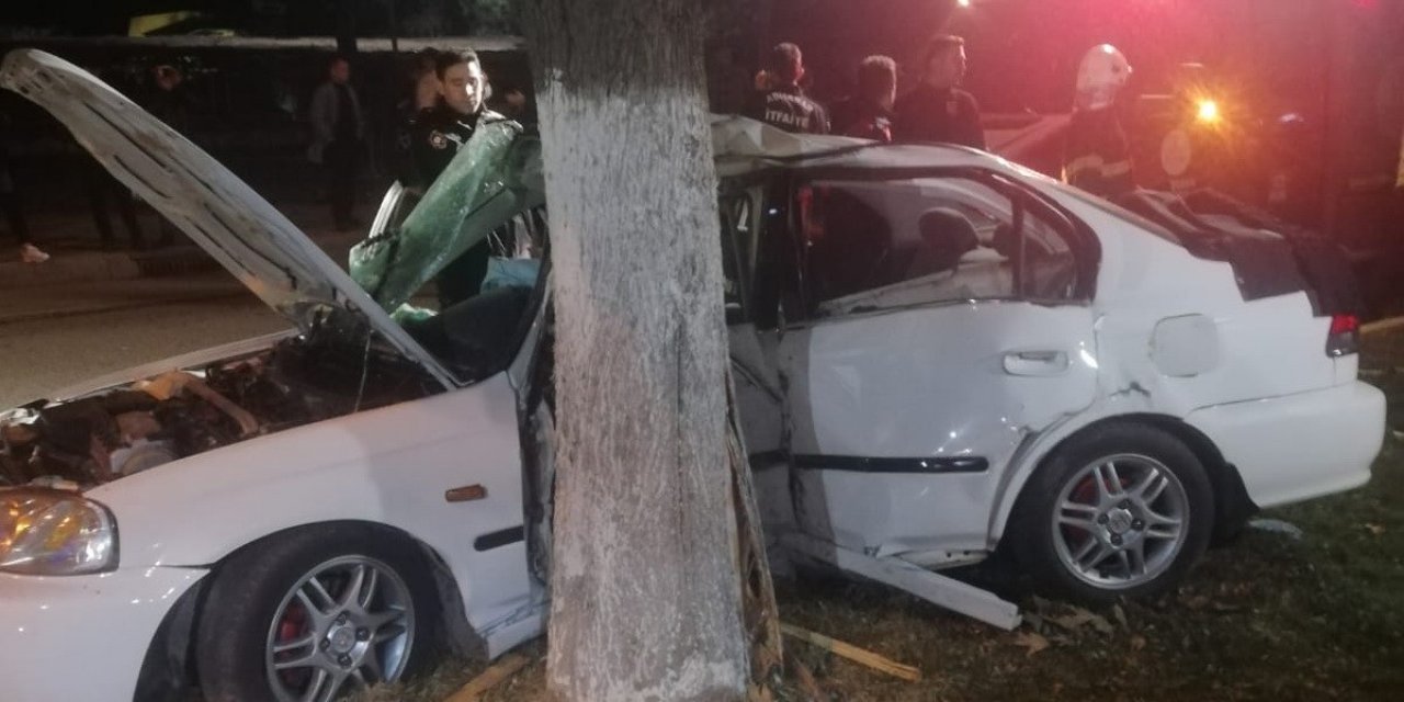 Refüjdeki ağaca çarpan otomobilde 2’si ağır 4 Kişi yaralandı