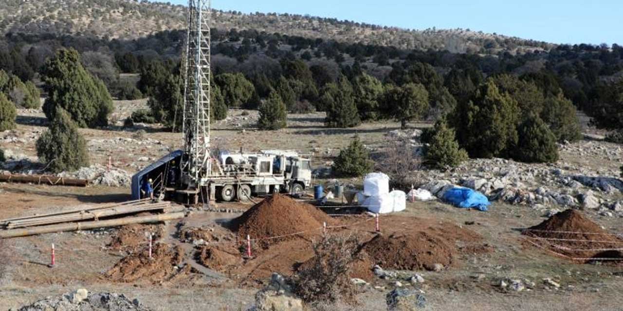 Kuraklığın vurduğu Konya'da Büyükşehir'den 45 mahalleye su kuyusu