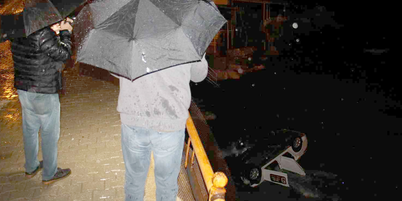 Yağışlı yolda kontrolden çıkan otomobil denize uçtu! 1 yaralı