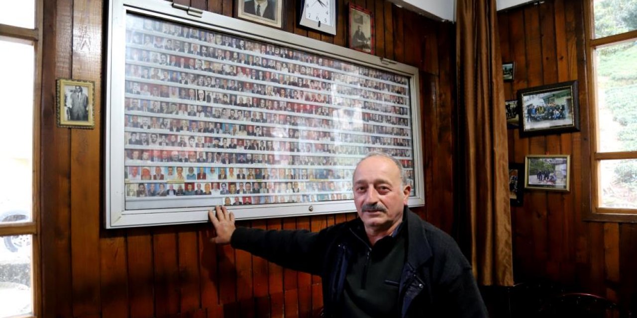 Mahallede ölenlerin fotoğraflarını panoya asıyor