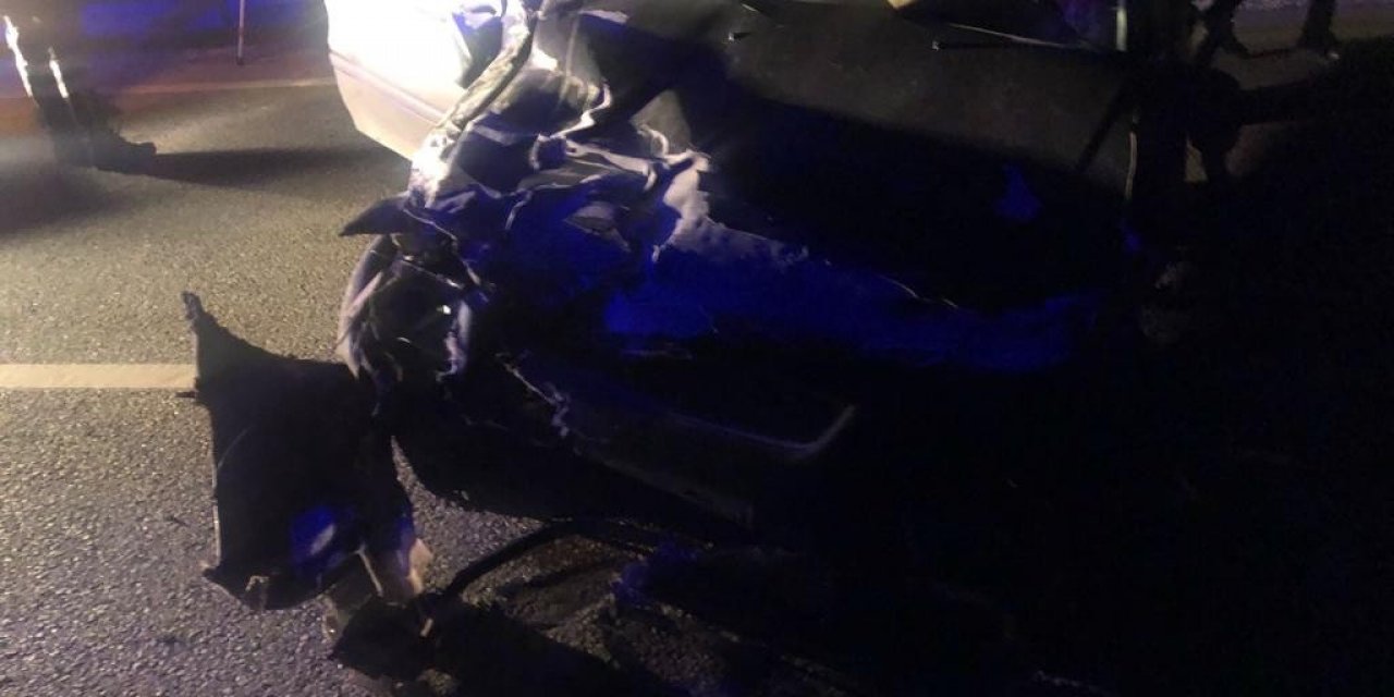 İzmir-Ankara yolunda otomobil bariyerlere çarptı! 1 yaralı