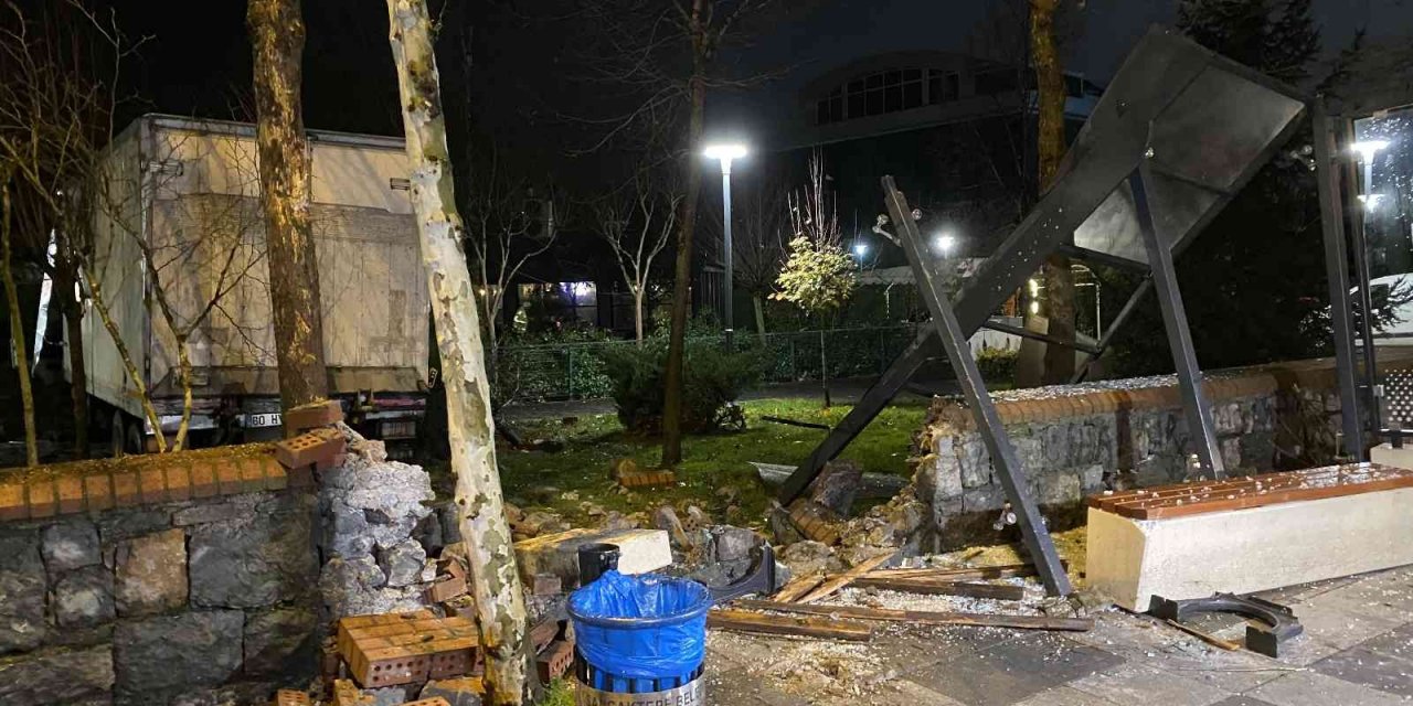 Freni boşalan kamyon dehşet saçtı! Önce otobüs durağına sonra parka daldı