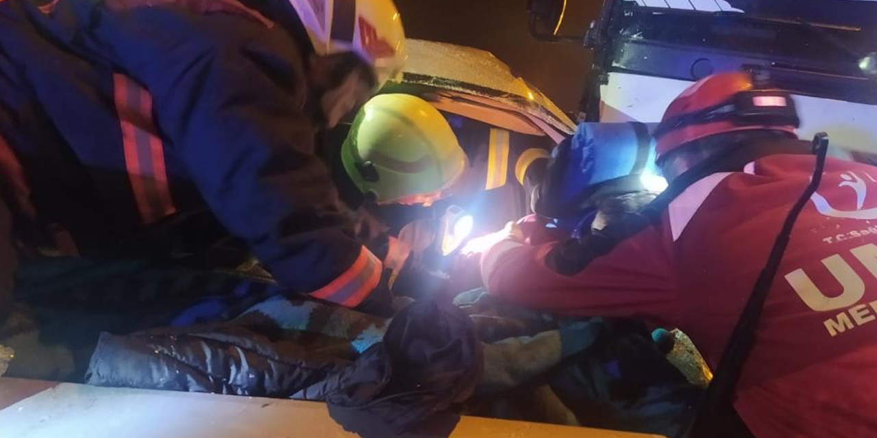 Su tankeri ile çarpışan otomobilde can pazarı! 6 yaralı