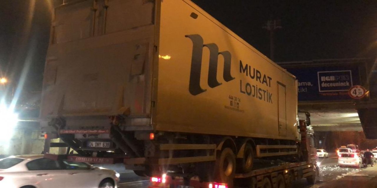 Çekicinin taşıdığı kamyon köprüye takıldı!