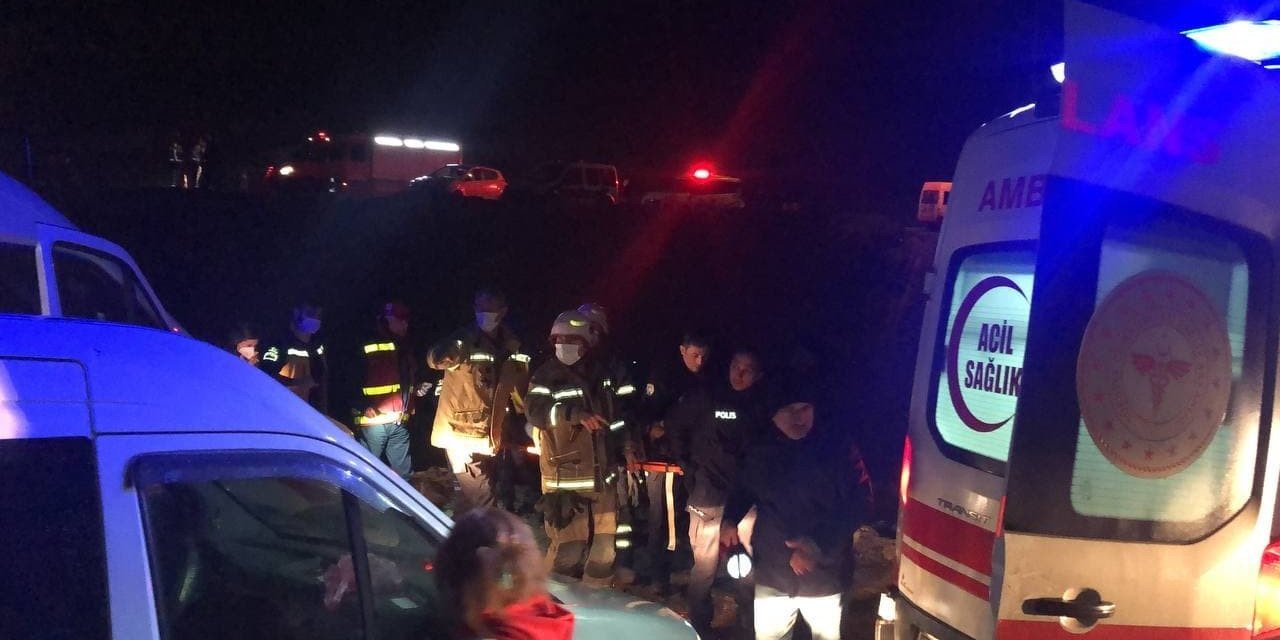 Gece vardiyası işçilerini taşıyan servis köprü inşaatına uçtu! 5 işçi yaralandı