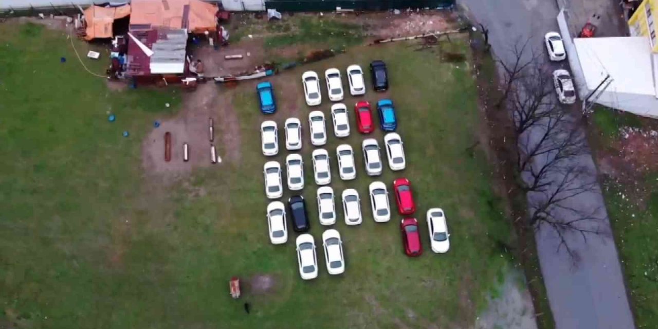 İstanbul'da boş arsaya park edilmiş sıfır otomobiller dikkat çekti