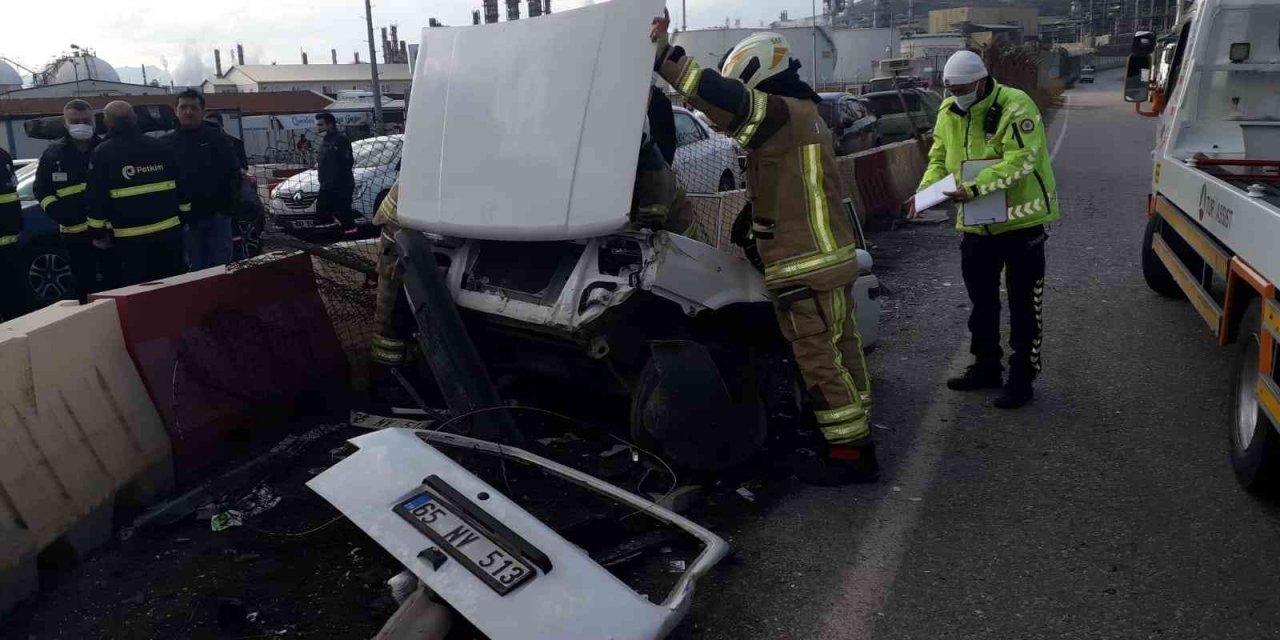 İzmir’de kaza yapan otomobil ikiye bölündü! 4 yaralı