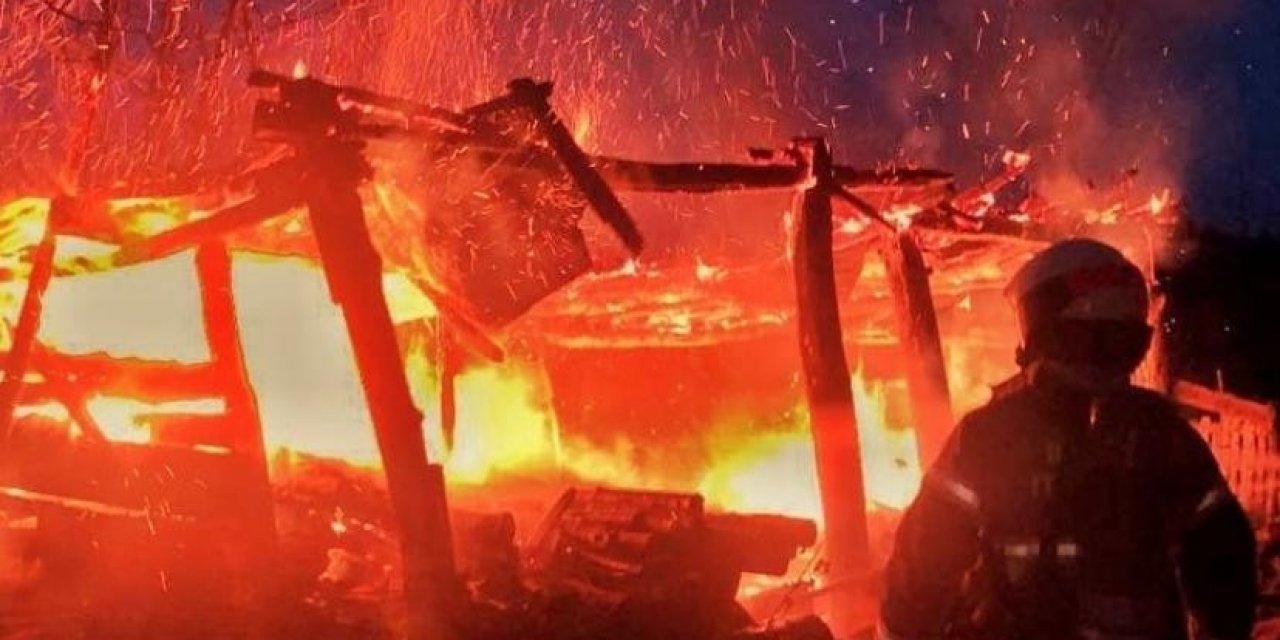 Alevler geceyi aydınlattı! Samanlık küle döndü
