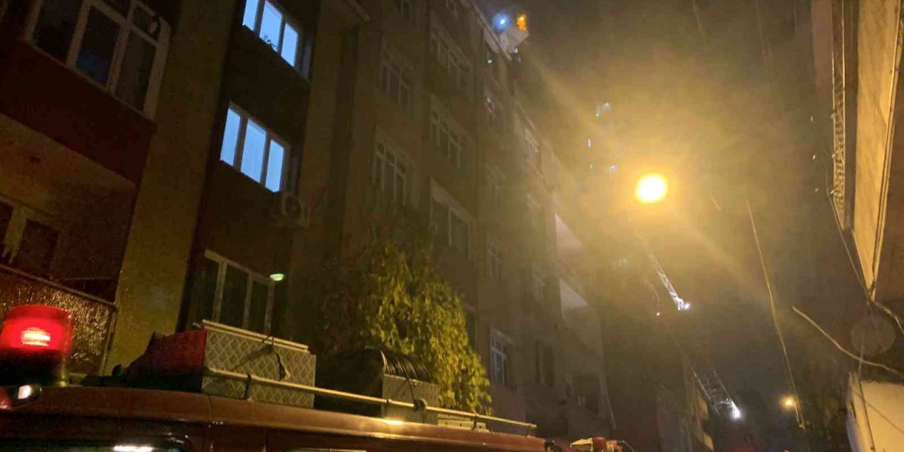 4 katlı binanın çatı katı alev alev yandı! Mahalleli panik oldu