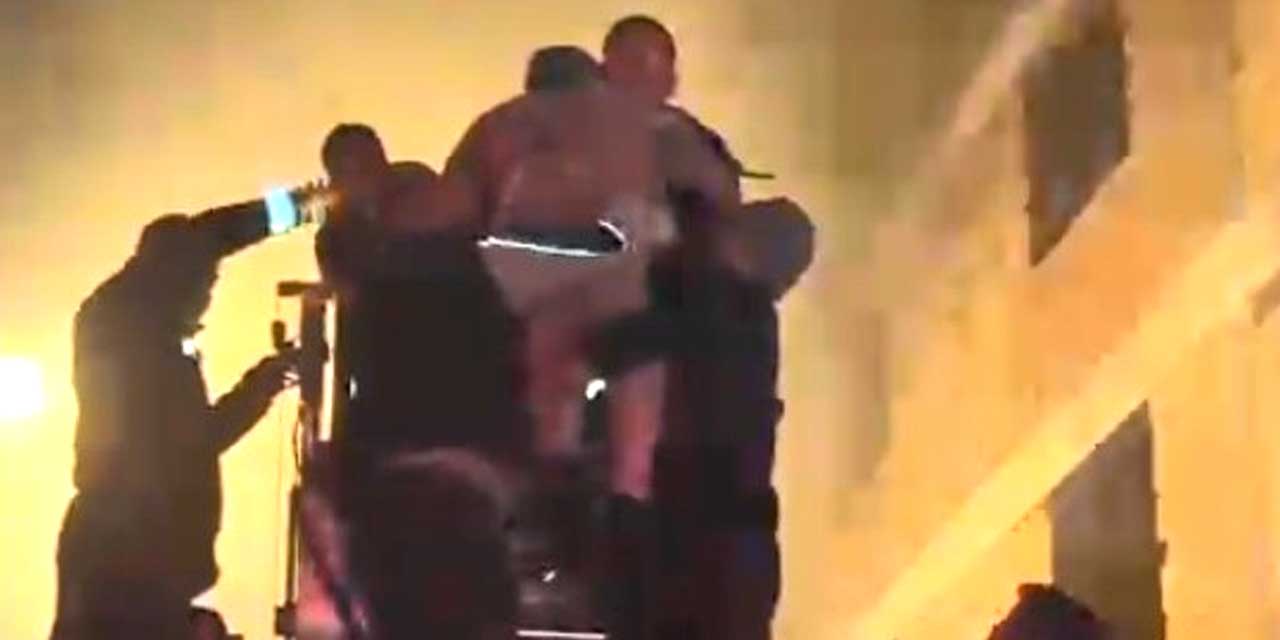 Evde çıkan yangın otomobile sıçradı! Mahsur kalan yaşlı çifti itfaiye kurtardı