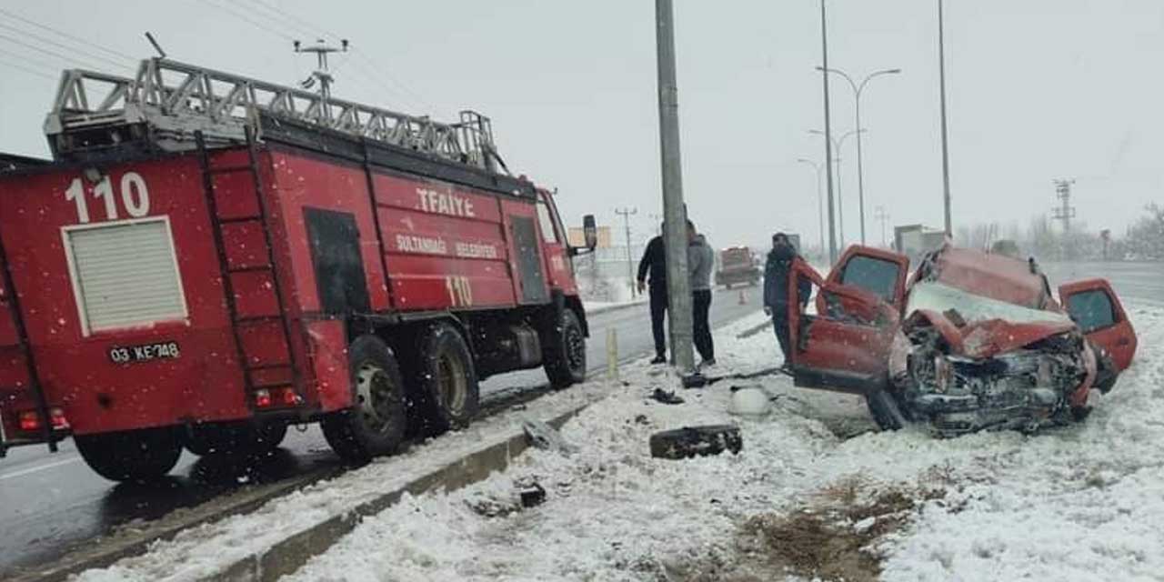 Konya'dan Afyon yönüne giden otomobil direğe çarptı! 3 yaralı