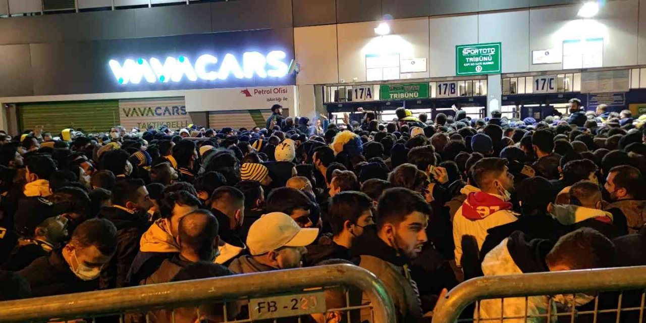 Kadıköy’de izdiham! Son anda girebildiler