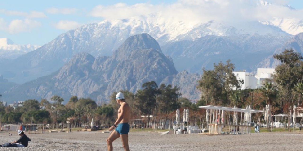 Antalya'da 30 dakikada iki mevsim: Bir yanda kulaç atanlar diğer yanda karlı dağlar