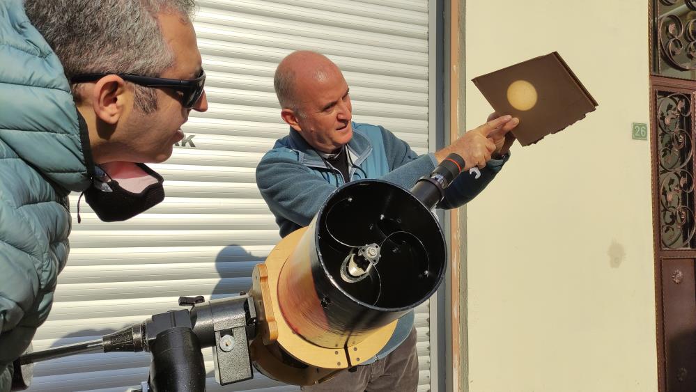 Evinde teleskop yaptı gezegenleri izliyor