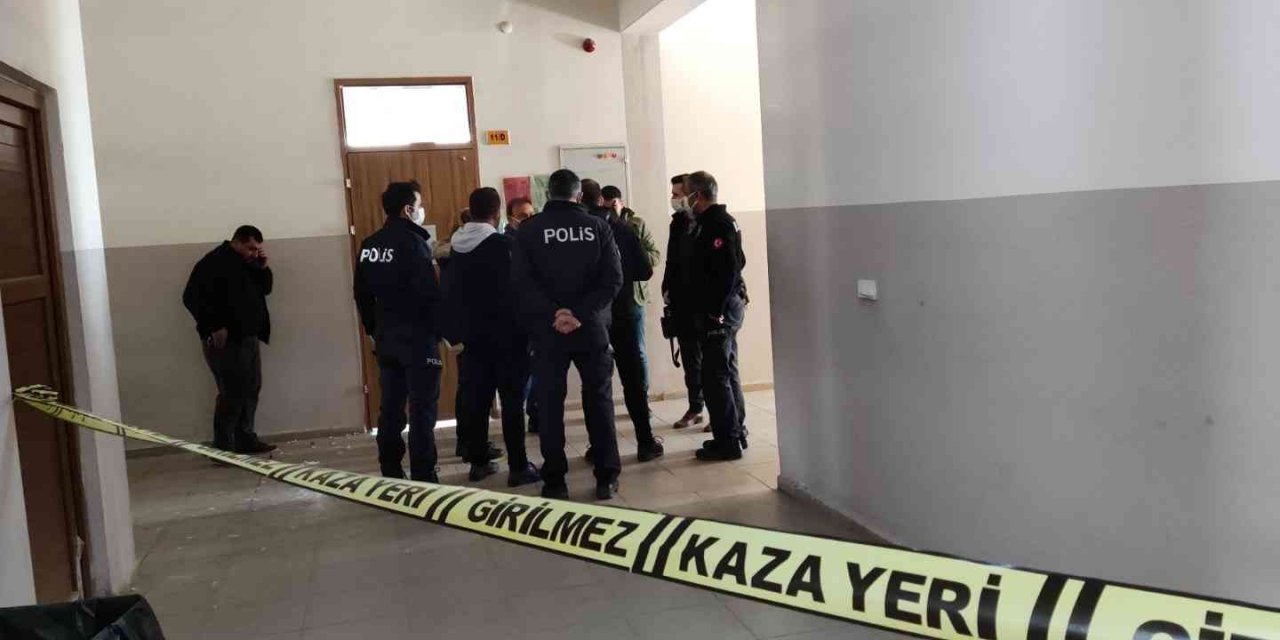 Okula silahla giren genç kız arkadaşlarını göz yaşına boğdu
