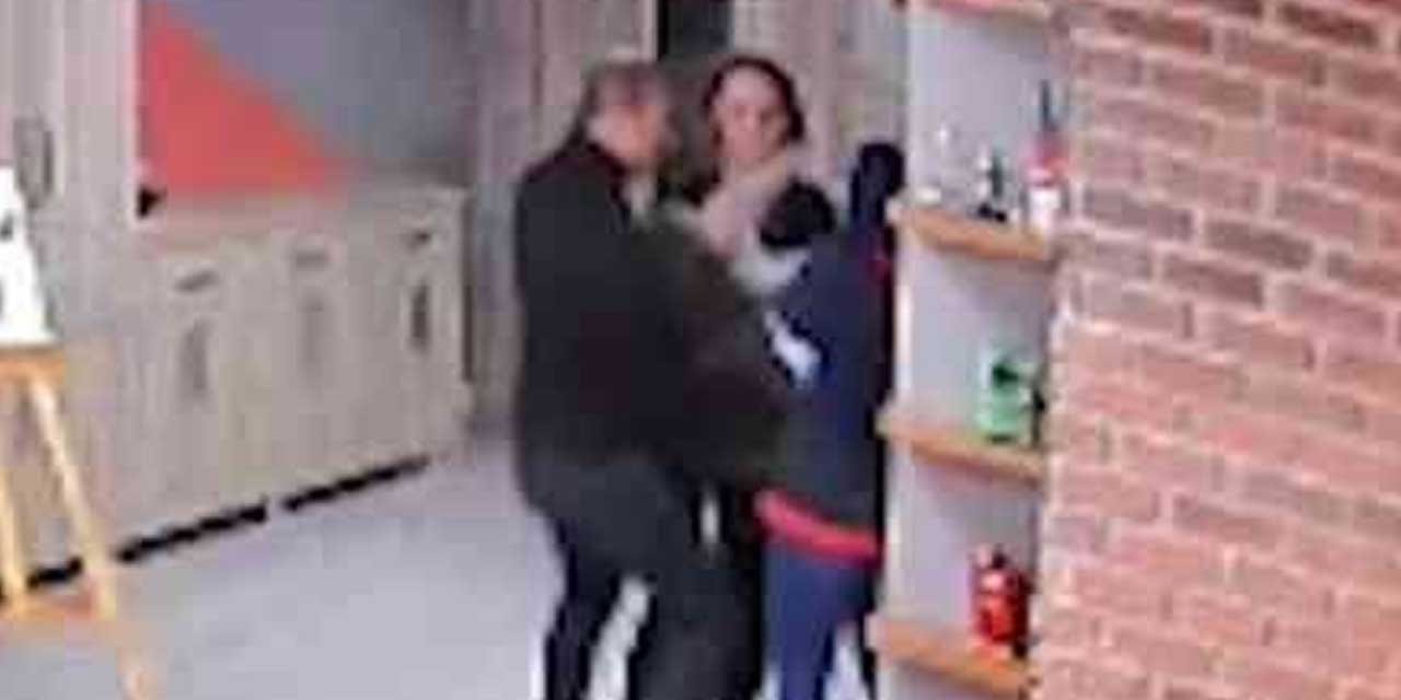 Kafe çalışanı soluk borusuna yemek kaçan minik kızı Heimlich Manevrası'yla son anda kurtardı