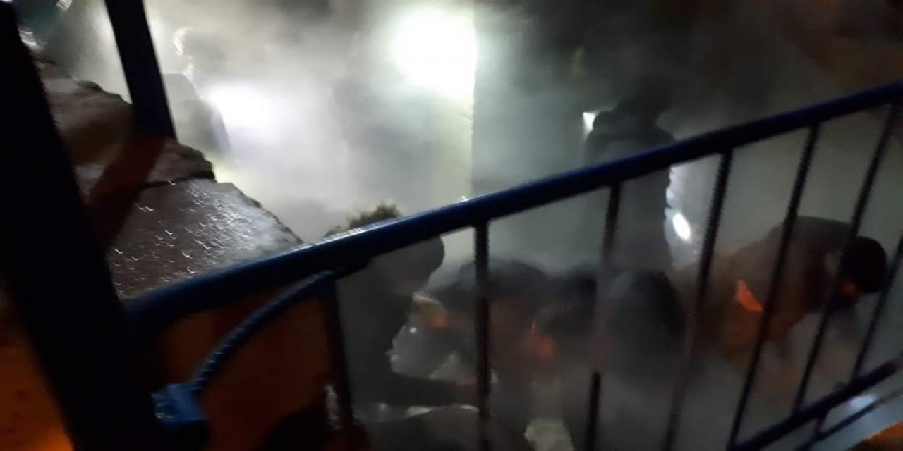 Afyon'da evin odunluğunda çıkan yangında köylüler seferber oldu
