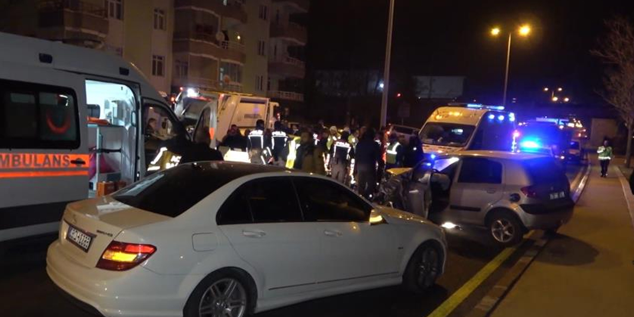 Kafa kafaya çarpışan otomobiller hurdaya döndü! 3'ü ağır 7 yaralı