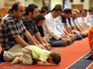 Bu kez de namazın vaktine taktılar