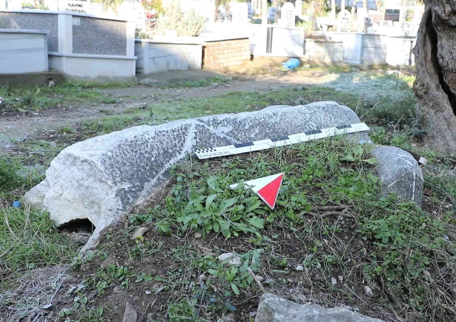 Bursa'da binlerce kişinin yanından geçtiği taş lahit çıktı