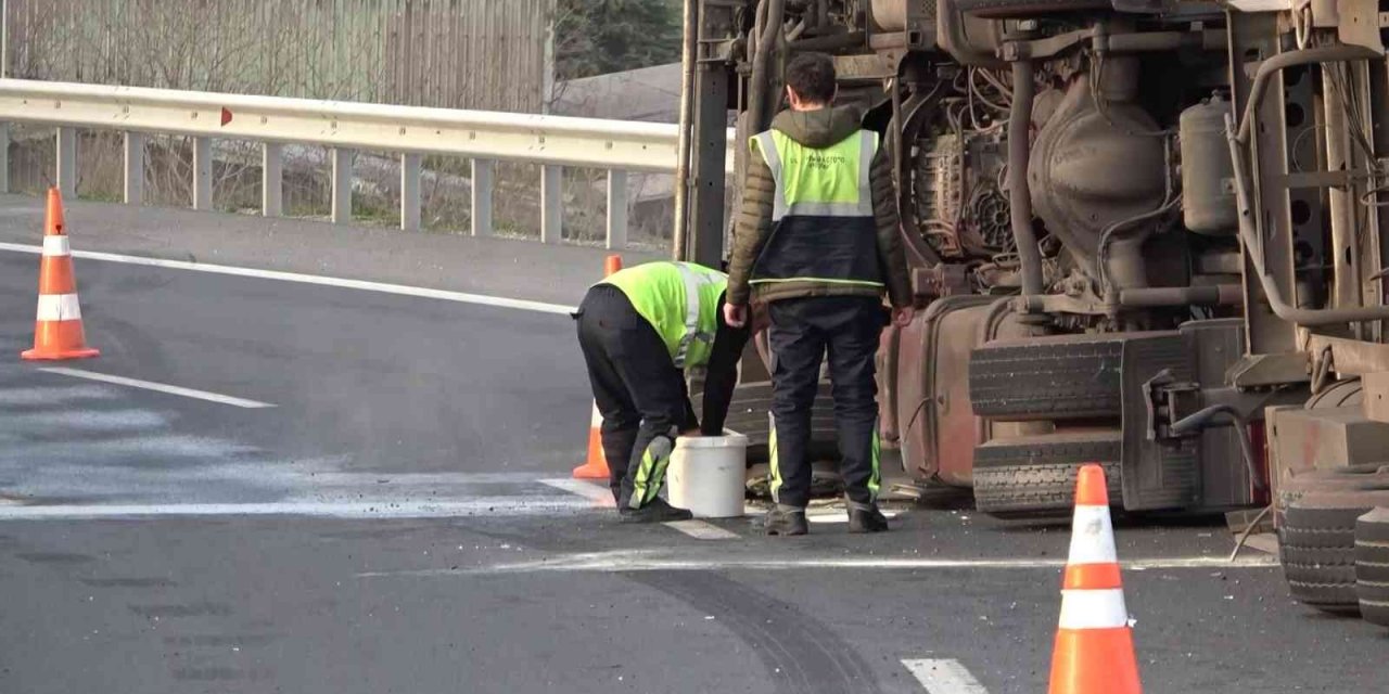 Virajı dönemeyen cam yüklü tır yola devrildi! 1 yaralı