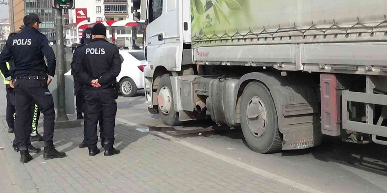 Gaziantep'te dilenci kadın tırın altında can verdi