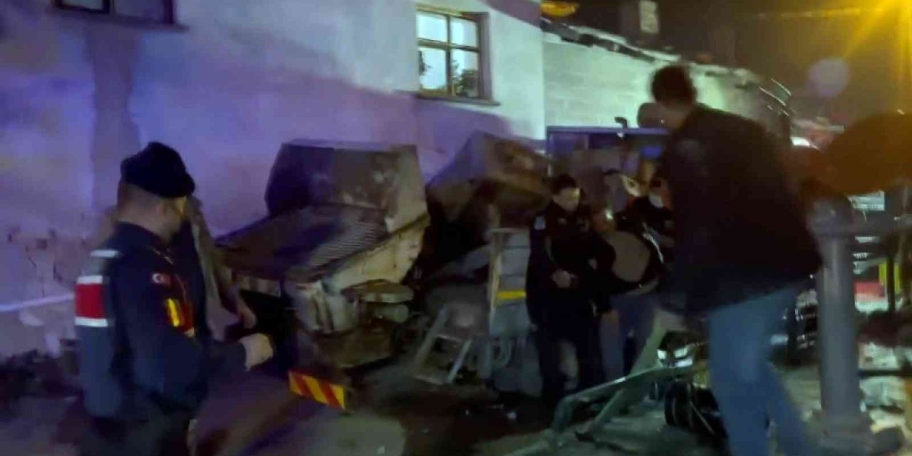 İnşaat malzemesi yüklü kamyonet çocuk parkına daldı! 2 yaralı