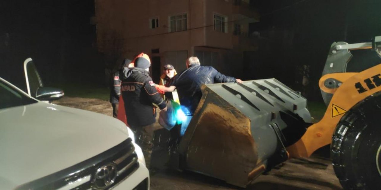 Şiddetli yağış dereyi taşırdı! Selde mahsur kalanlar iş makineleriyle tahliye ediliyor