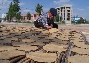 Tarhana başında nöbet bekliyorlar