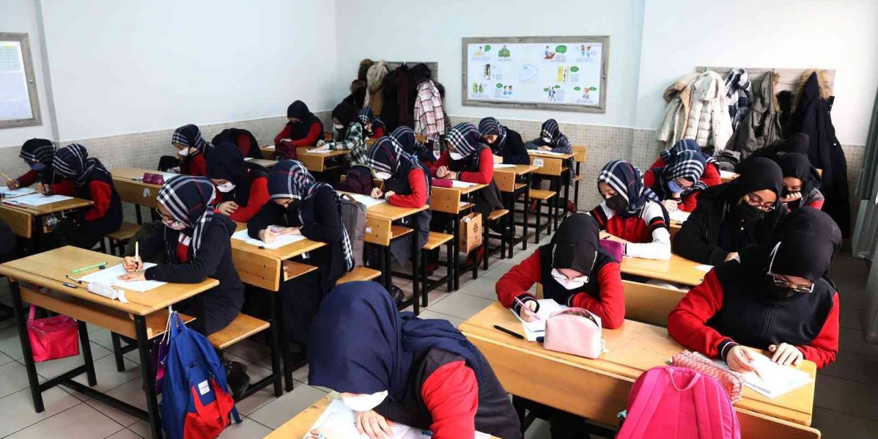 Konya'nın 31 ilçesinde 200 bin öğrenciye sınav