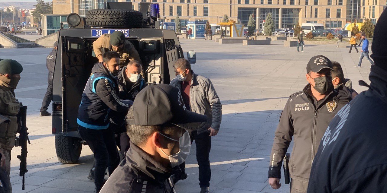 Kayseri'de husumetli olduğu şahsı bıcakladı kaçarken yakalandı