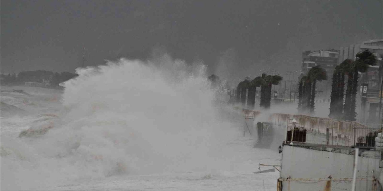 Kırmızı kod uyarısı verilmişti! Antalya’da metrekareye 243 kg yağış düştü