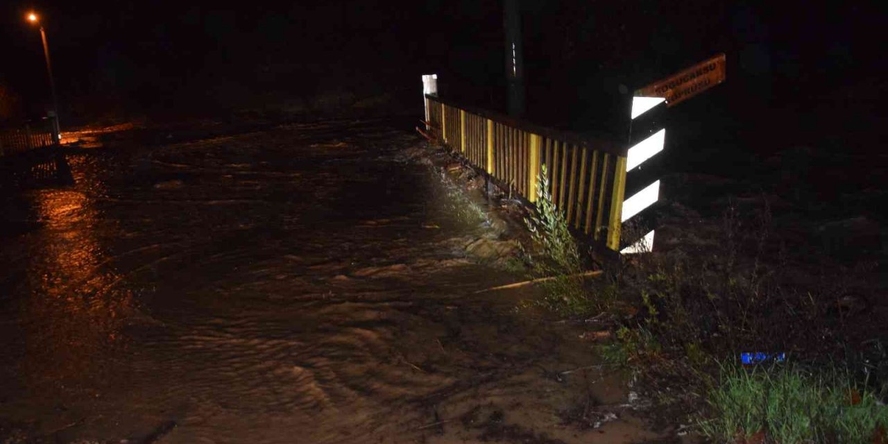 Kumluca'da sel suları köprüleri aştı! Jandarma iki mahalleye ulaşımı kapattı