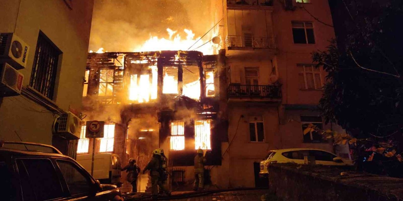 Ahşap bina alev alev yandı! 2 kişi hastanelik oldu
