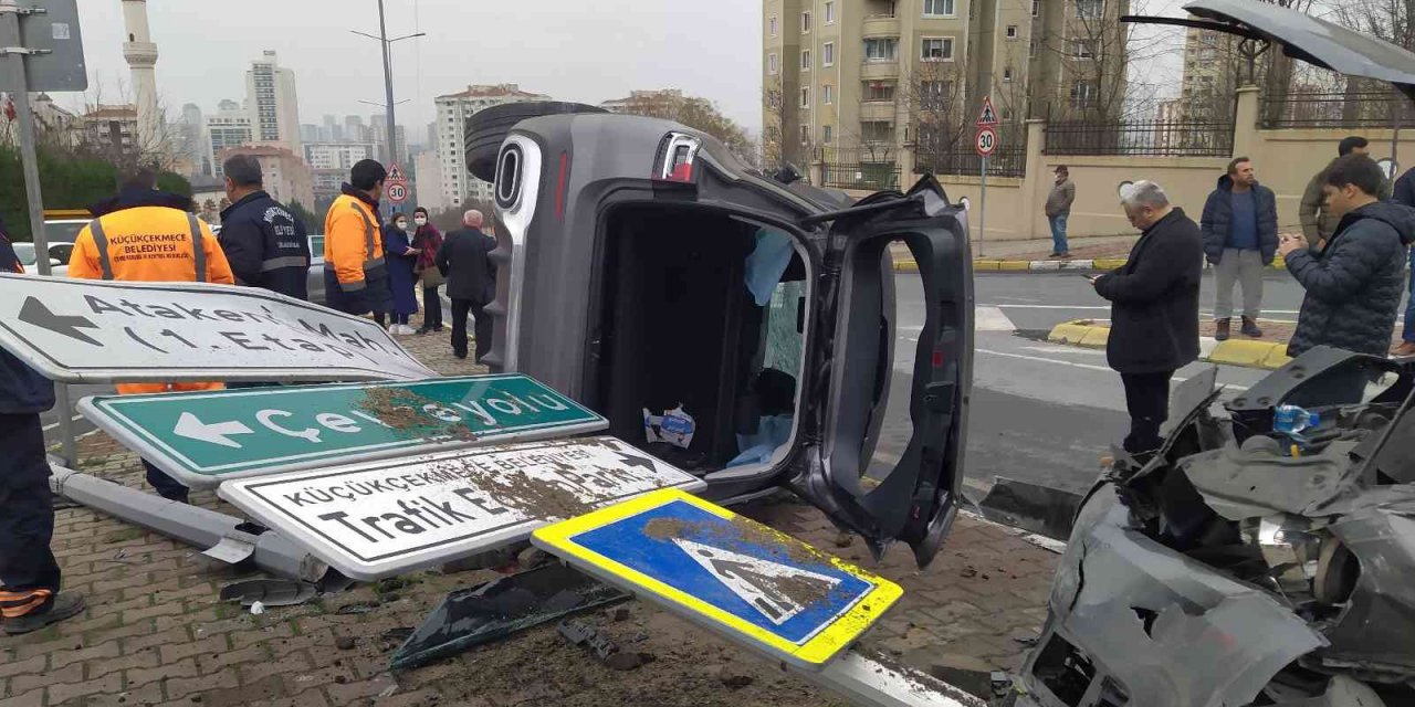 Kavşağa kontrolsüz çıkan iki araç bu hale geldi! 2 yaralı