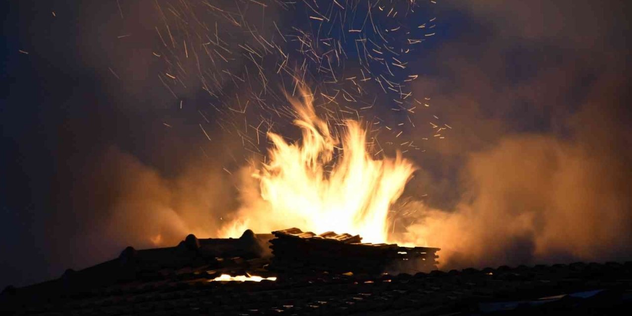 Benzin istasyonu bitişiğindeki restoran ve otel alev alev yandı