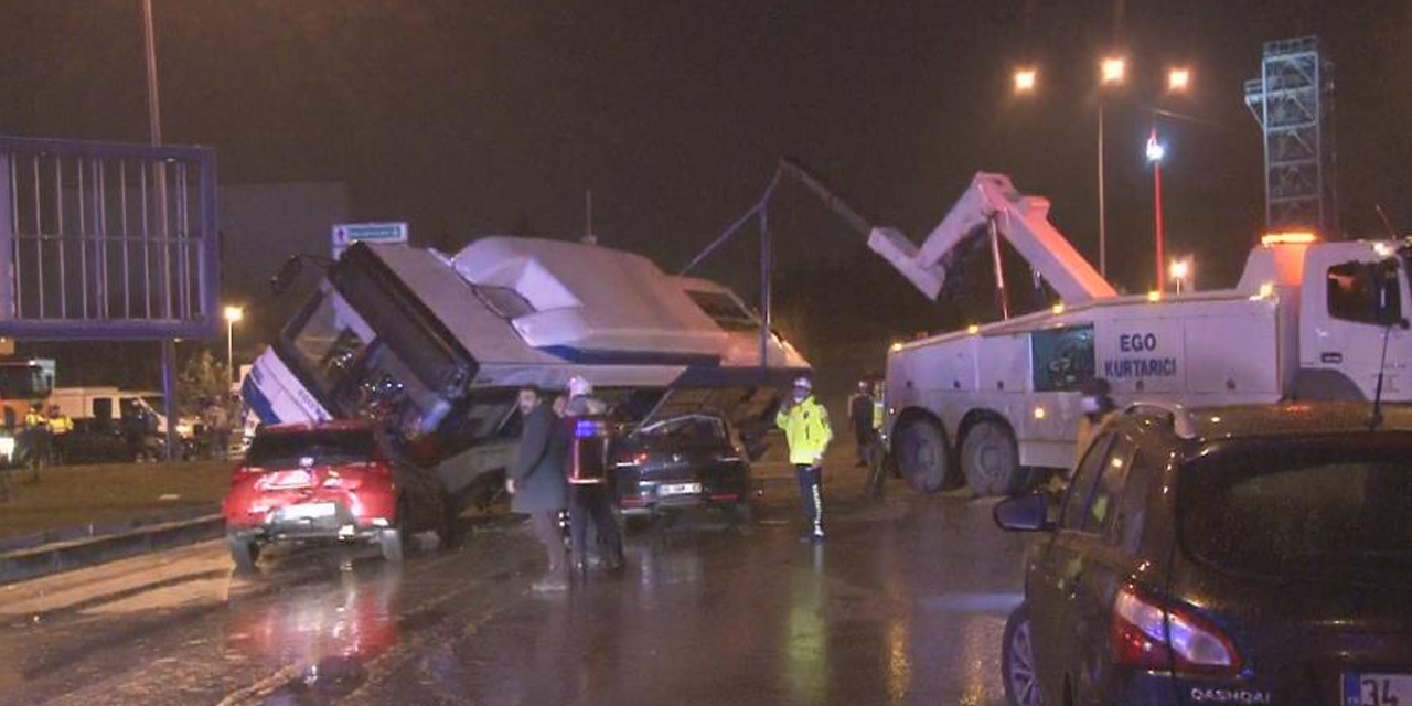 Kaza yapıp kaldırıma çıkan belediye otobüsü iki aracın üzerine devrildi: 14 yaralı