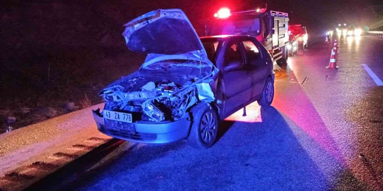 Tıra arkadan çarpan otomobil hurdaya döndü! 3 yaralı