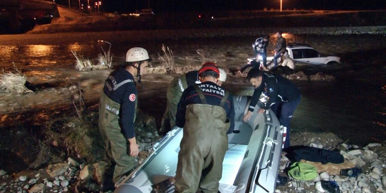 Manzara izlerken toprak kaydı! Boğaçayı’na düşen kamyonette mahsur kalan 3 kişi botla kurtarıldı