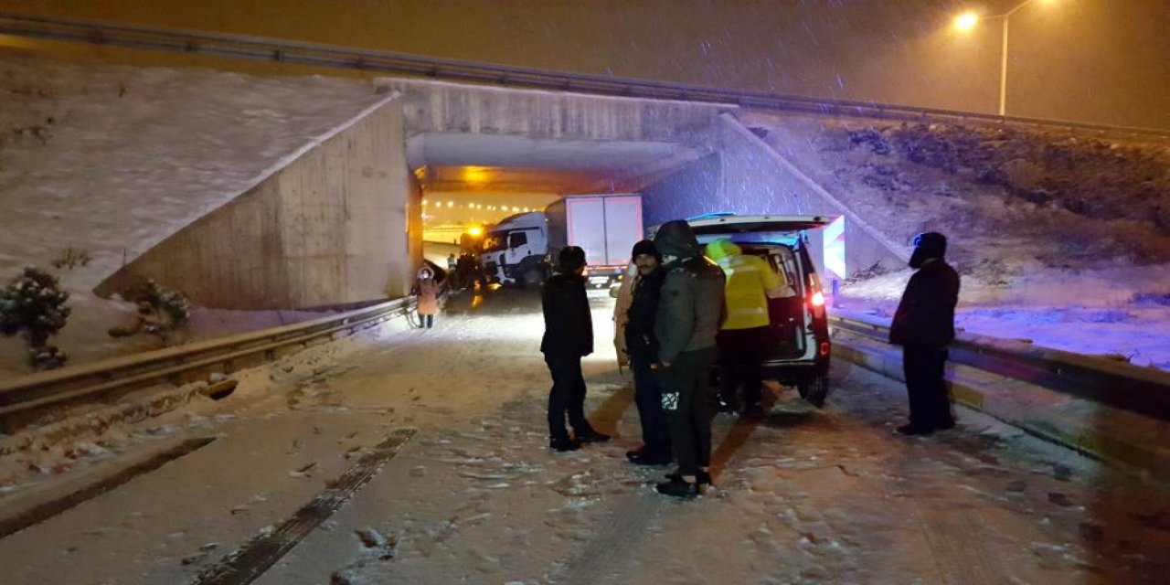 Erzincan'da kar, tipi ve buzlanma kazaları beraberinde getirdi