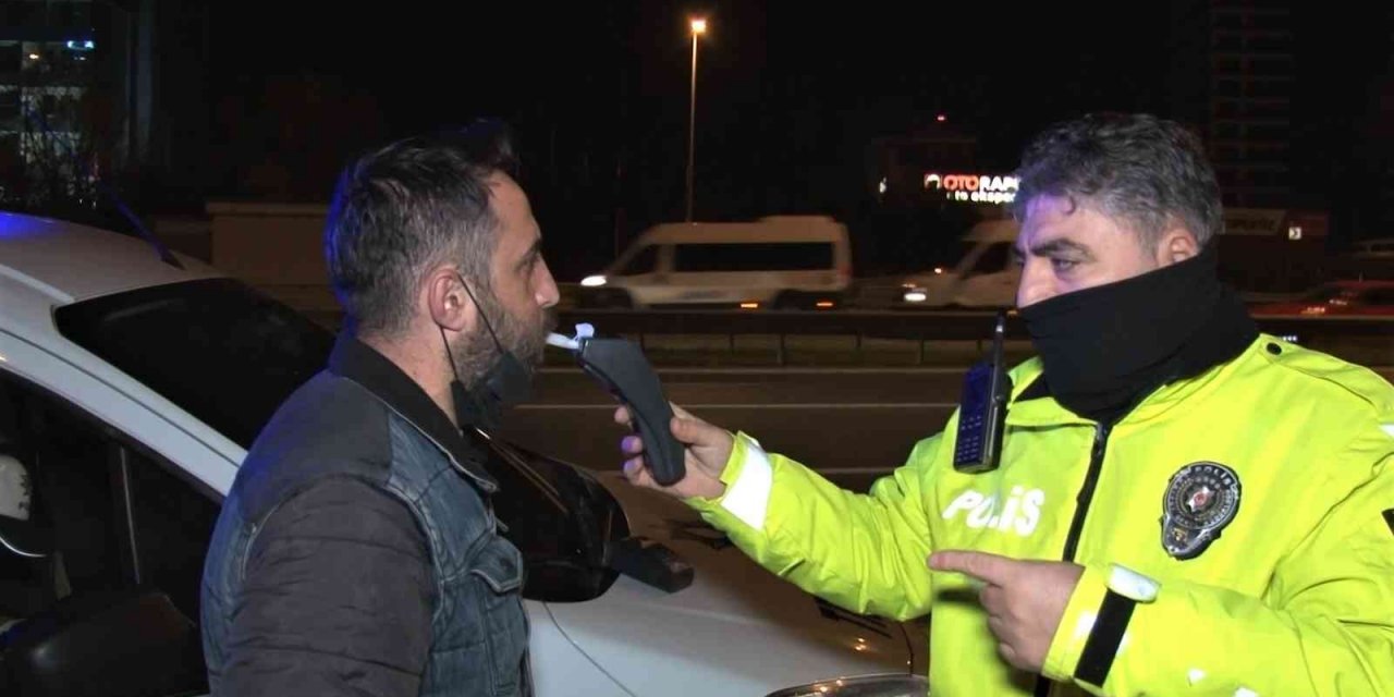 Dublör şoför oyunu tutmadı! Makas atarken bariyerlere dalan sürücü aracı bırakıp kaçtı