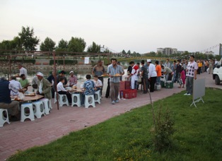 Göl kıyısında iftar bir başka oluyor
