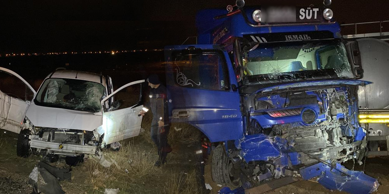 Konya plakalı araç Niğde'de tırla çarpıştı! 4 yaralı