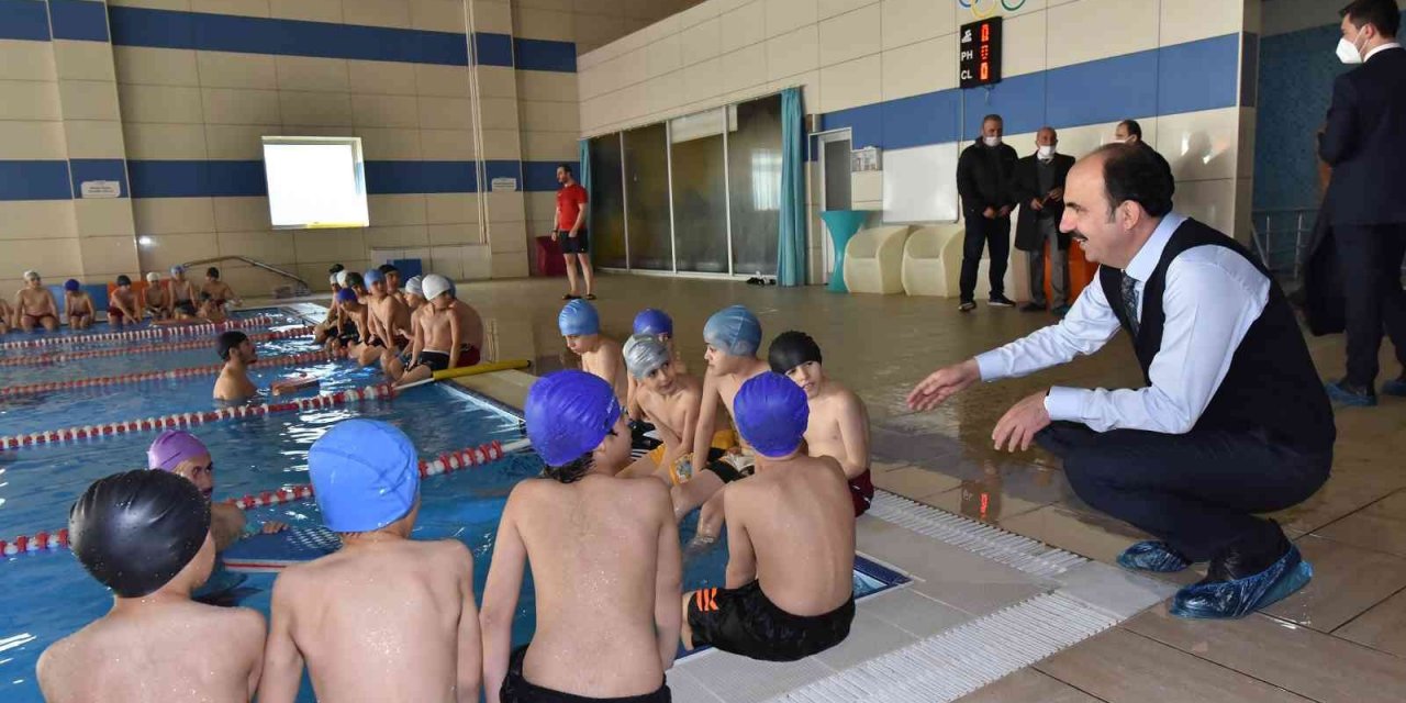 Konya Büyükşehir'den binlerce öğrenciye yüzme dersi! Ekipmanlar da hediye