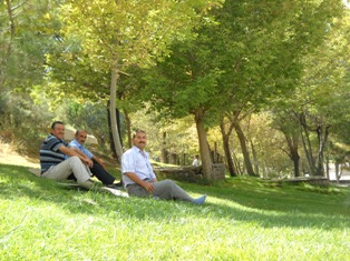 Vatandaşlar ağaç gölgelerinde serinliyor