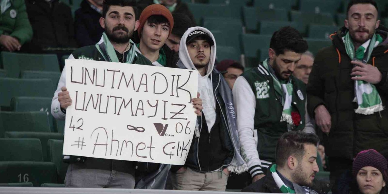 Konyaspor taraftarlarından Ahmet Çalık’a karanfilli vefa