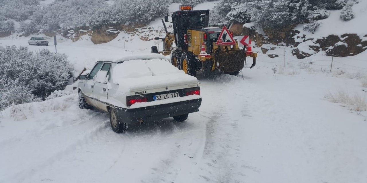 O yöne gidecekler dikkat! Afyon’da yoğun kar ve buzlanma mesaisi